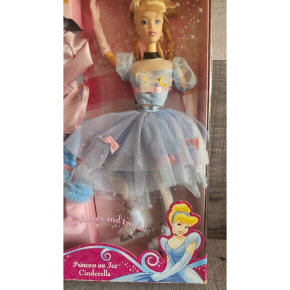 Mattel B7186 Disney Princess on Ice "Cinderella" Fashion Doll - Picture 3 of 6